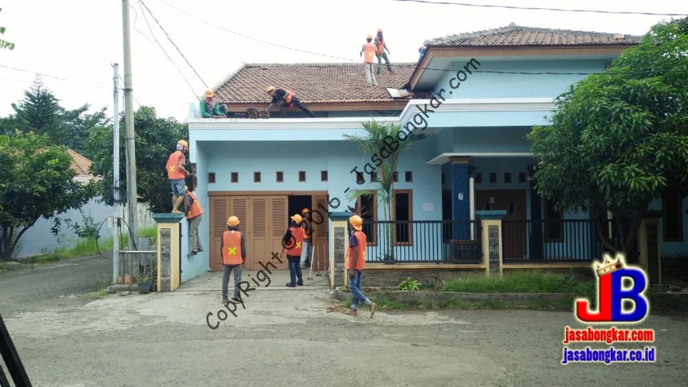 Perbandingan bongkar rumah sendiri dan jasa bongkar profesinal.