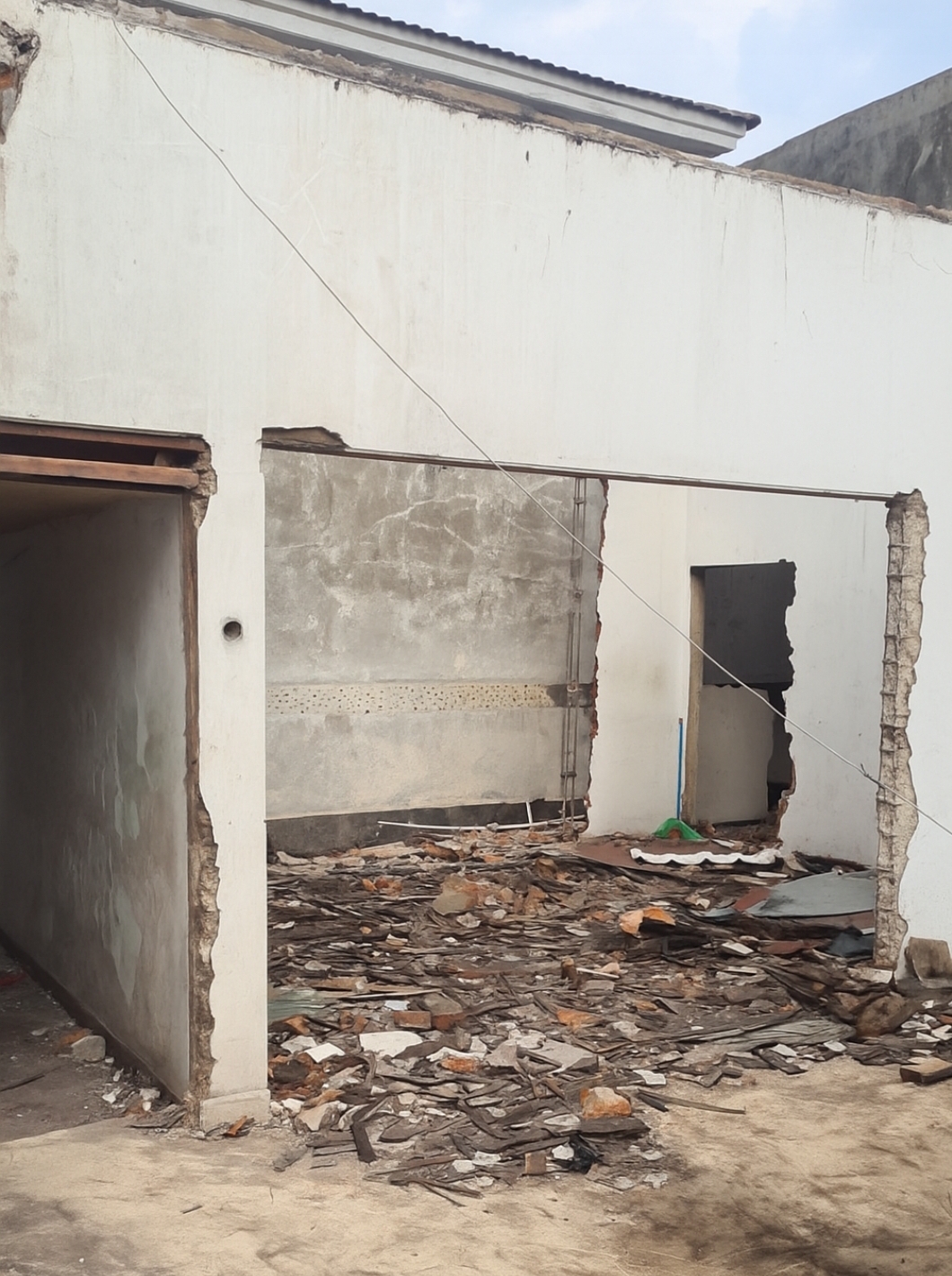 Jasa bongkar rumah tanpa biaya dengan sistem jual material bekas hadir sebagai solusi.
